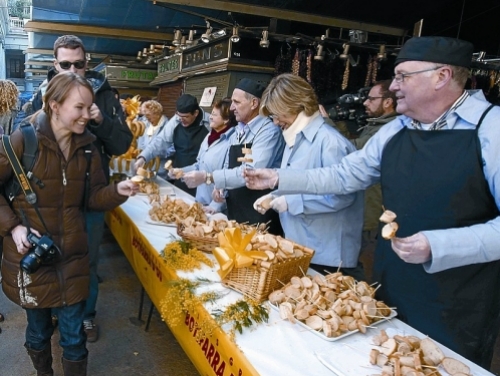 Una botifarrada avana el Dijous Gras a la Boqueria